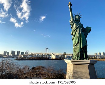 
Statue of Liberty in Odaiba and Rainbow Bridge