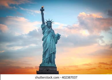 Статуя Свободы на фоне красочного рассвета неба