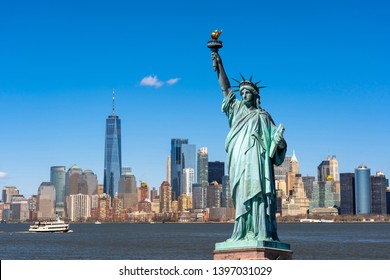Статуя Свободы над сценой нью-йоркского городского пейзажа со стороны реки, расположенная в нижнем Манхэттене, архитектура и здание с туристической концепцией