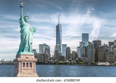 Статуя Свободы с фоном Всемирного торгового центра, достопримечательности Нью-Йорка
