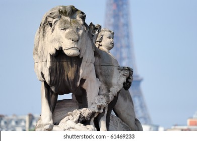 Statue of a lion on Alexander's bridge III. Photo with tilt-shift effect