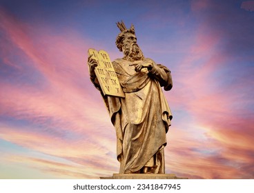 Estatua, Moisés con los Diez Mandamientos en Oro.