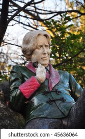 Statue of Oscar Wilde by Danny Osborne in Dublin's Merrion Square (Archbishop Ryan Park)