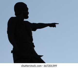 Statue Pointing