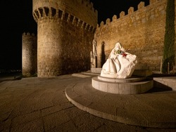La Statue De Santa Teresa De Jesus, Située Au Pied Du Mur D'Ávila, Site Classé Au Patrimoine Mondial De L'UNESCO, Est Une Clôture Militaire Romane Qui Entoure La Vieille Ville Espagnole D'Ávila.