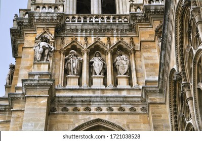 Statues On Vienna City Hall (Rathaus) Building. Vienna, Austria