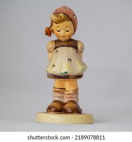 Statuette. Pretty Please. German Porcelain Goebel. High Quality Photo