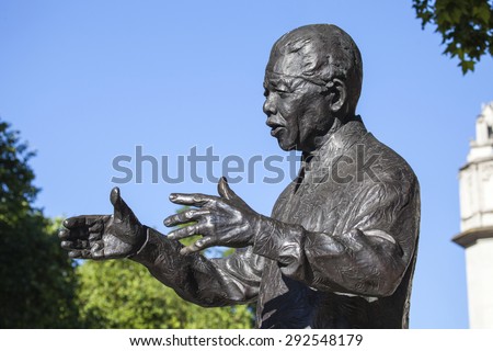 Staue of historic South African leader Nelson Mandela in Parliament Square, London. Stockfoto © 