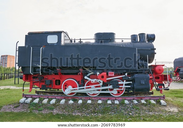 Steam locomotive
9P is a type 0-3-0 shunting steam locomotive, produced in the
Soviet Union from 1935 to
1957.