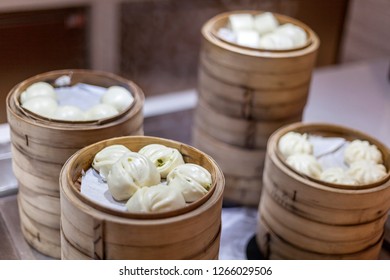 Steamed chinese buns, title in Chinese (馒头)