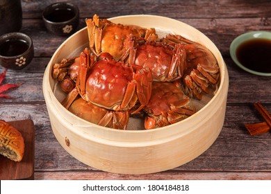 steamed chinese mitten crab, shanghai hairy crab in bamboo steamer