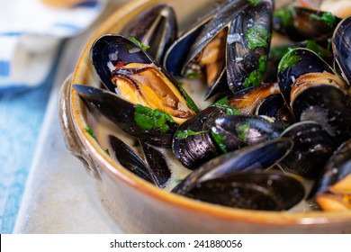 Steamed mussels in white wine sauce 