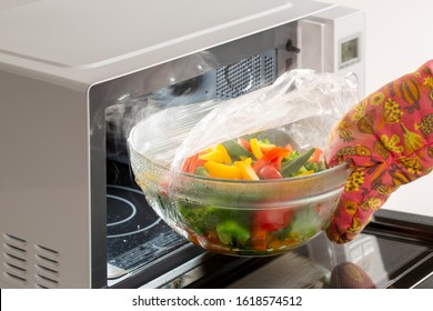 Steamed vegetable dish using microwave