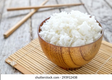 gedünsteter weißer Reis auf Holz-Tasse, thailändischer Reis in Holzschüssel