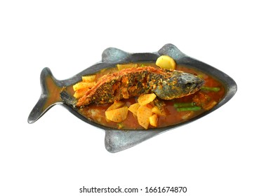 
Steamed Whole Fish With Sauce, Fire Dish Of Striped Snakehead Fish Curry With Vegetable On The Fish Hot Pot Separately On A White Background.