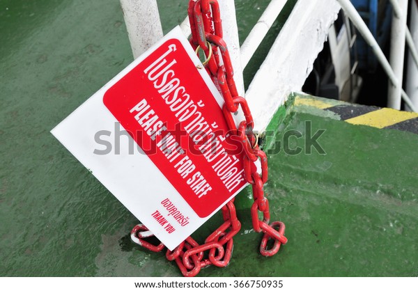 Steel chains and warning\
labels