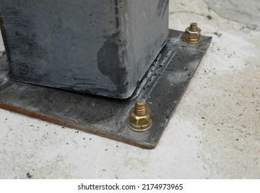 Steel columns are connected to the base plate of the column in the construction of the building.