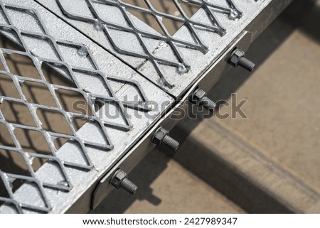 Steel connection point for walkway grating on the roof