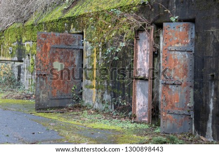 Steel doors into bunker at Fort Worden - an abandoned WWI era military installation on Puget Sound Stockfoto © 