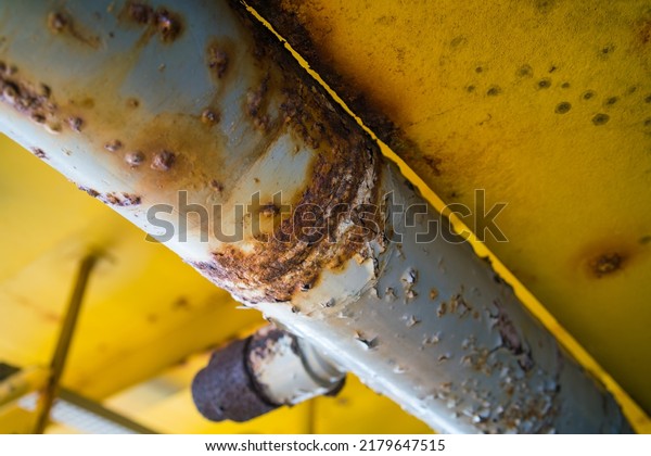 Steel pipe with blister paint, rust paint\
peeling off against the surface of the\
pipe.
