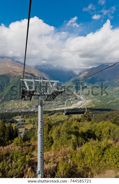 The steel\
structure supporting the cable\
car