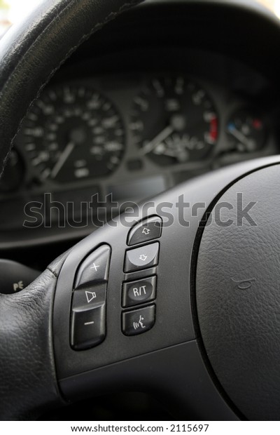 steering wheel\
with light and sound control\
buttons