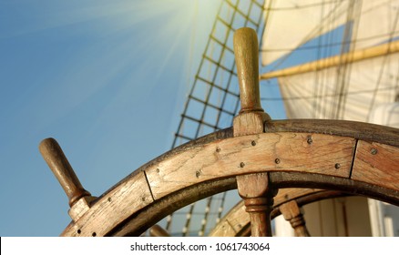 Lenkrad eines Segelschiffs und Sonnenstrahlen. Segeln. Yachting