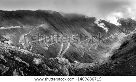 Serpentinen der alten Straße über den Gotthardpass in den Schweizer Alpen