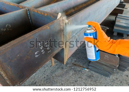 Step to use spray Solvent Remover to cleaning the welding surface before performing apply Liquid Penetrant for Non-Destructive Testing(NDT) with process Penetrant Testing(PT).
