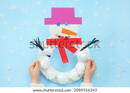 Step-by-step instruction of christmas snowman from a Paper Plate. Final result