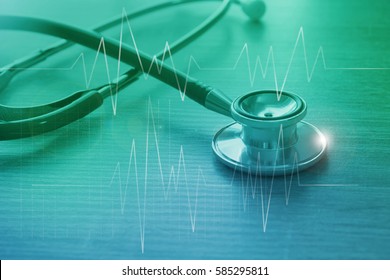 Stethoskop mit medizinischer Herzprüfung im Elektrokardiogramm