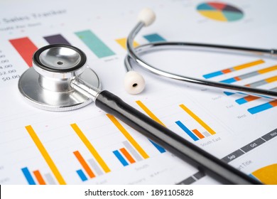 Stethoscope auf Diagrammen und Graphen Papier, Finanzen, Konto, Statistik, Investitionen, Analytische Forschung Datenwirtschaft und Unternehmenskonzept.