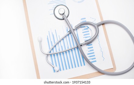 Stethoskop auf grafischen Diagrammen. Medizinischer Begriff
