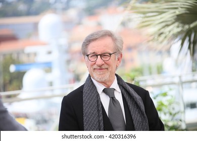 Steven Spielberg assiste à la séance de photos "Le Bon Gros Geant - Le BGG" lors du 69ème Festival du Film de Cannes au Palais des Festivals le 14 mai 2016 à Cannes, en France.