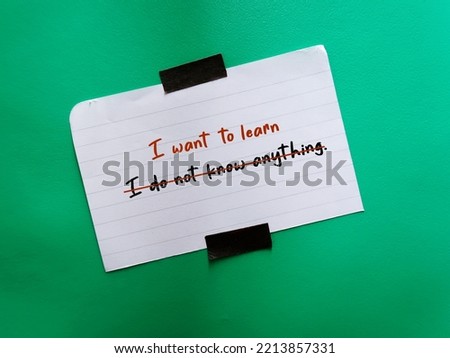 Stick note on green background with handwritten text negative self talk I DO NOT KNOW ANYTHING changed to positive self affirmation and develop growth mindset I WANT TO LEARN