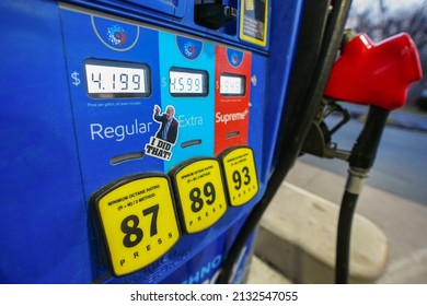 Ein Aufkleber, der Präsident Joe Biden auf den Gaspreis hinweist, wird am 5. März 2022 in der Tankstelle Exxon auf E auf einer Gaspumpe gesehen. Hauptstraße in Emmaus, Pennsylvania.