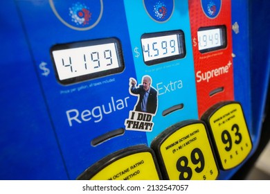 Ein Aufkleber, der Präsident Joe Biden auf den Gaspreis hinweist, wird am 5. März 2022 in der Tankstelle Exxon auf E auf einer Gaspumpe gesehen. Hauptstraße in Emmaus, Pennsylvania.