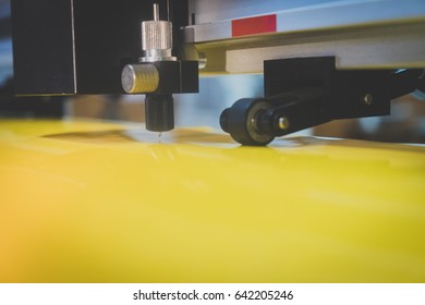 Sticker machine is working Cut down the yellow sticker