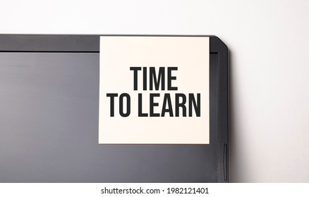 Sticky note on the computer. Text Time to Learn