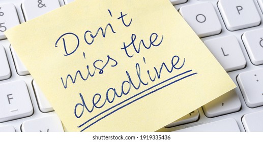 Sticky note on a keyboard - Dont miss the deadline