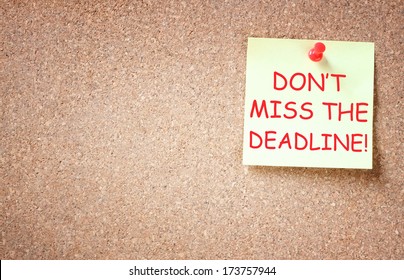 Sticky Note With The Phrase Dont Miss The Deadline