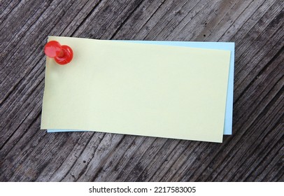 Sticky Note Pinned To The Wooden Message Board. To Do List Reminder In Office. Blank Memo Sticker At Work - Template. Empty Checklist - Mockup