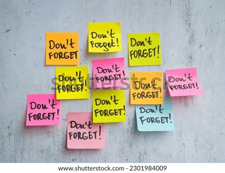 Sticky notes with don't forget message 