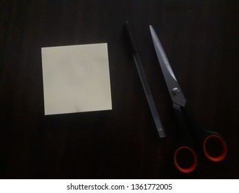 Sticky notes and Pen at study table
