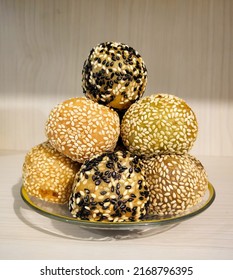 Sticky Rice Balls With Sesame Coating