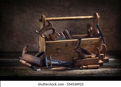 Stillleben - alte Holzwerkstoffbox mit vielen Werkzeugen
