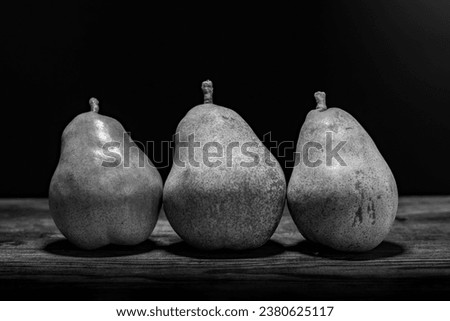 Still life with pears in black and white feels like fineart. 