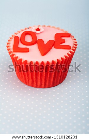 Similar – Bierdeckel mit Aufdruck Kaffeeklatsch auf pink karierter Serviette und Holztisch. Cupcakeform