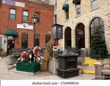 Stillwater, MN USA November 9, 2008 Storefront And Luna Rossa; An Italian Espresso Bar. Old-fashioned Horse Riding Machine Outside.