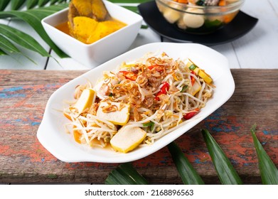 Stir Fried Bean Sprouts With Tofu And Scallion. Asian Vegetable Stir Fry , Asian Food